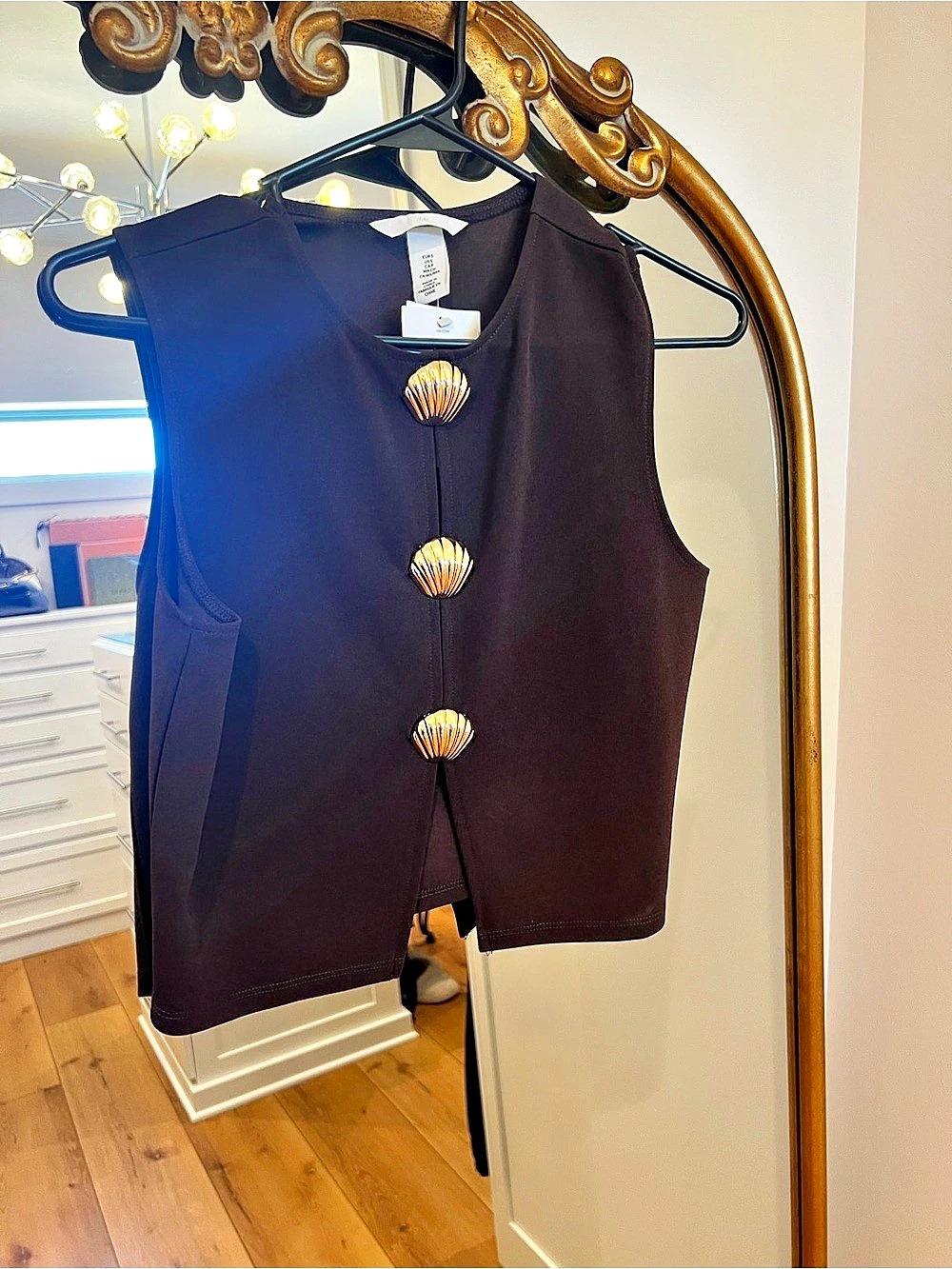H&M Sleeveless top with seashell-shaped buttons chocolate brown